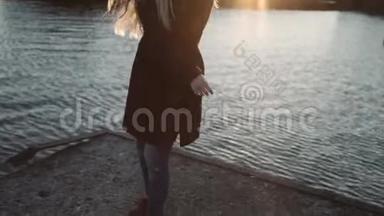 女人梳头，在夕阳河港跳舞，镜头上的阳光闪耀